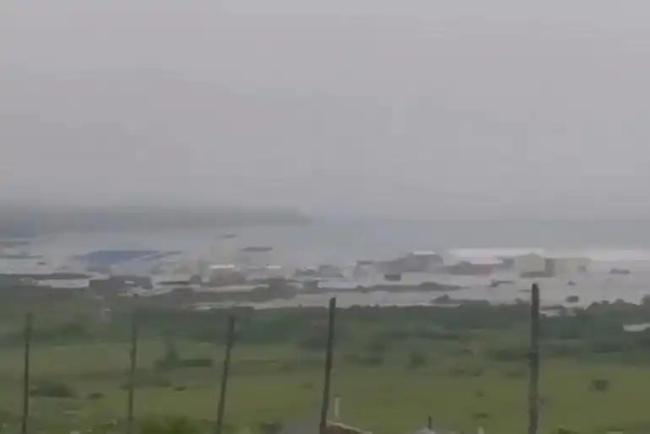 俄港口遭海啸袭击画面