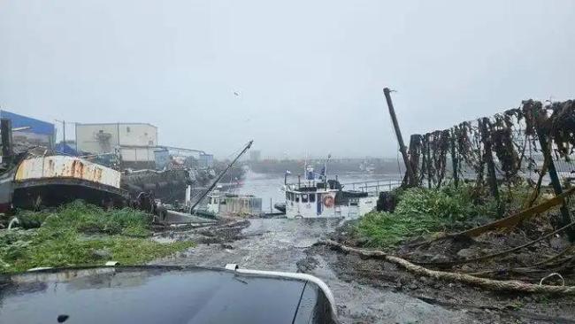 俄港口遭海啸袭击画面 巨浪摧毁渔业重镇