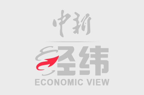 9月30日晚，天津津湾广场上演“天女散花”表演，身着中国传统服饰的舞者凌空展姿，在花雨中起舞快牛策略，吸引市民和游客驻足观赏。图为舞者在空中表演。中新社记者 佟郁 摄